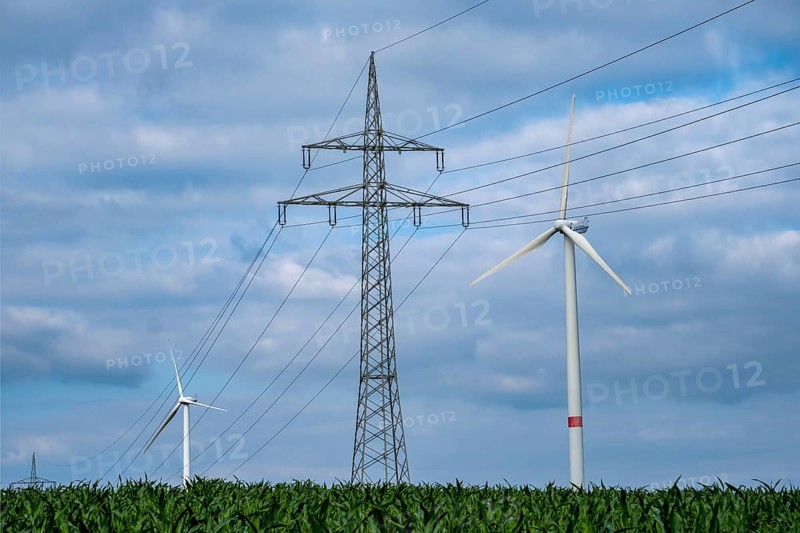 Wind turbines and power pylons at the Rundlingsdorf Gistenbeck