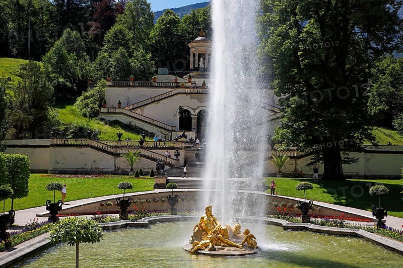 Flora fountain with fountain in the castle park of Linderhof Castle
