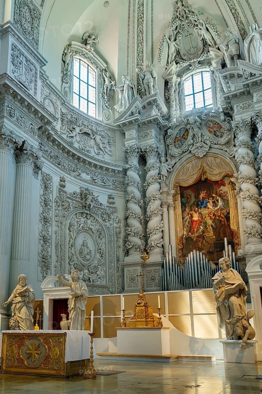 Main altar of the Theatine Church with figures of saints