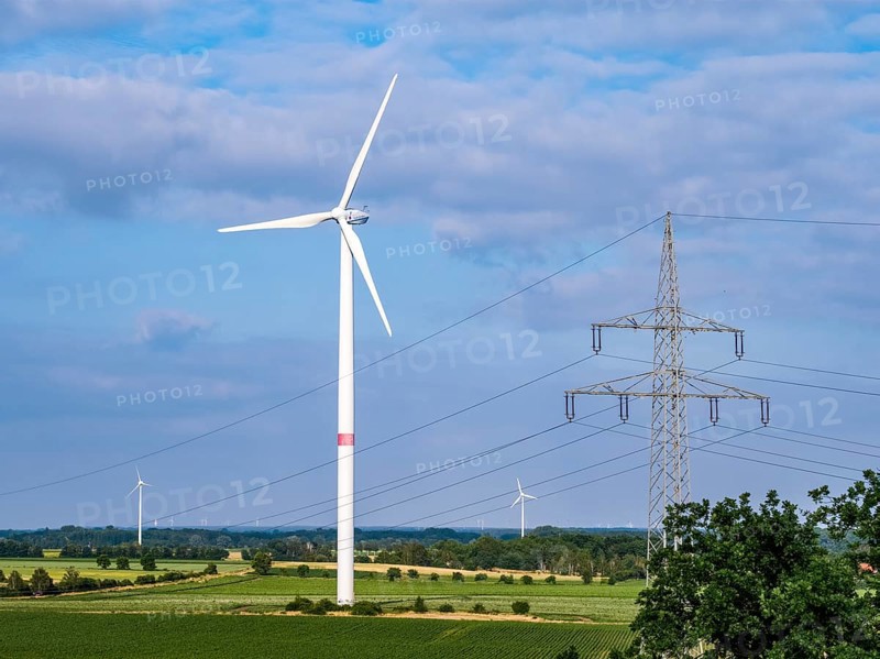Wind turbines and power pylons at the Rundlingsdorf Gistenbeck