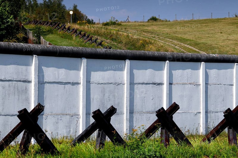 Border fortification with column path