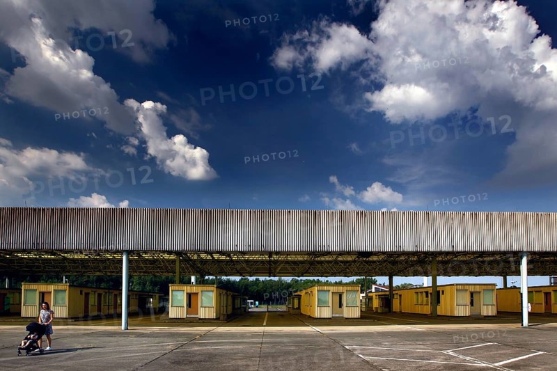 Check-in barracks for cars