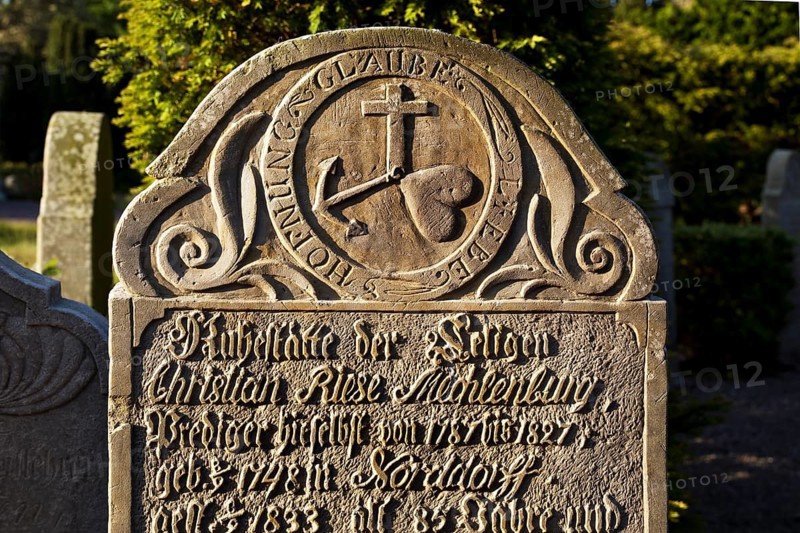 Speaking gravestone with the triple symbol cross