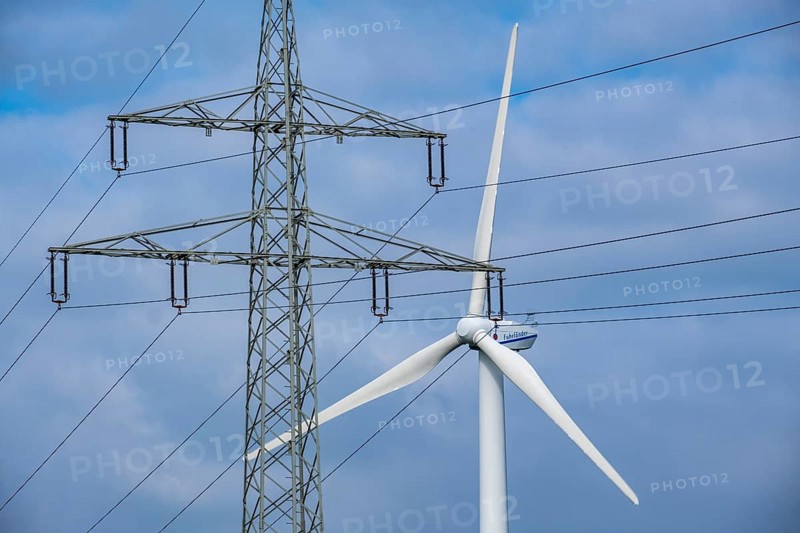 Wind turbines and power pylons at the Rundlingsdorf Gistenbeck