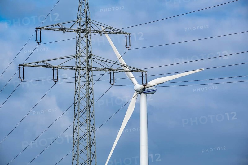 Wind turbines and power pylons at the Rundlingsdorf Gistenbeck