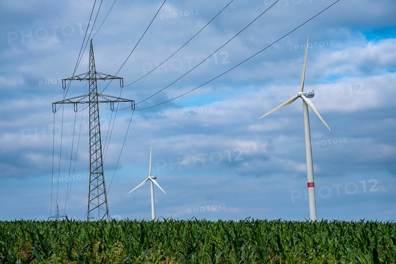 Wind turbines and power pylons at the Rundlingsdorf Gistenbeck