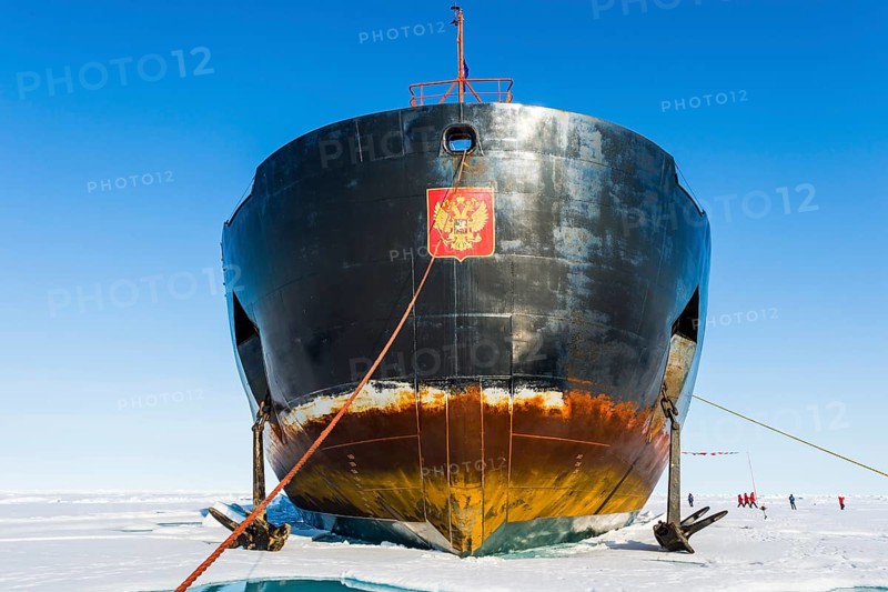 Icebreaker '50 years of victory' on the North Pole