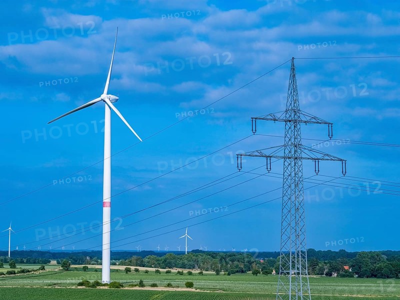 Wind turbines and power pylons at the Rundlingsdorf Gistenbeck