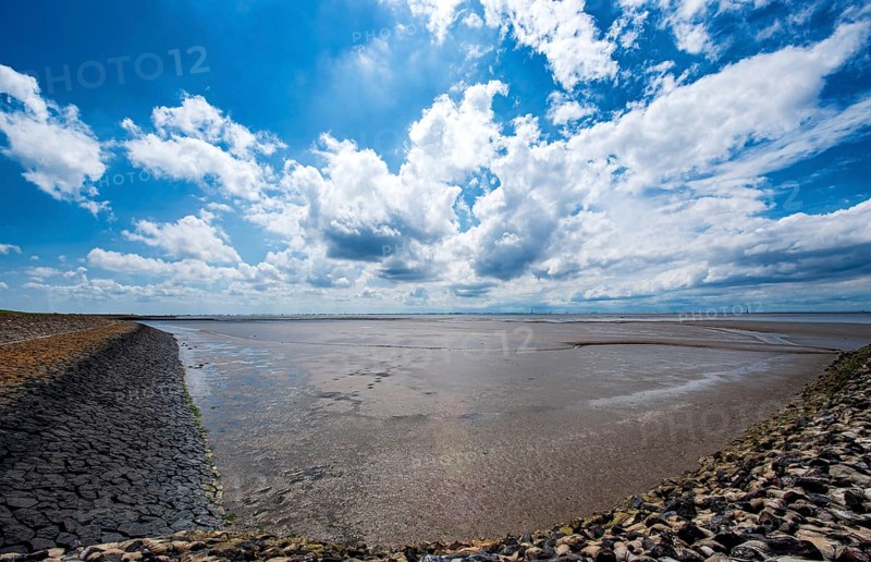 Dike and groyne at Wurster North Sea coast between Dorum-Neufeld and Wremen at low tide