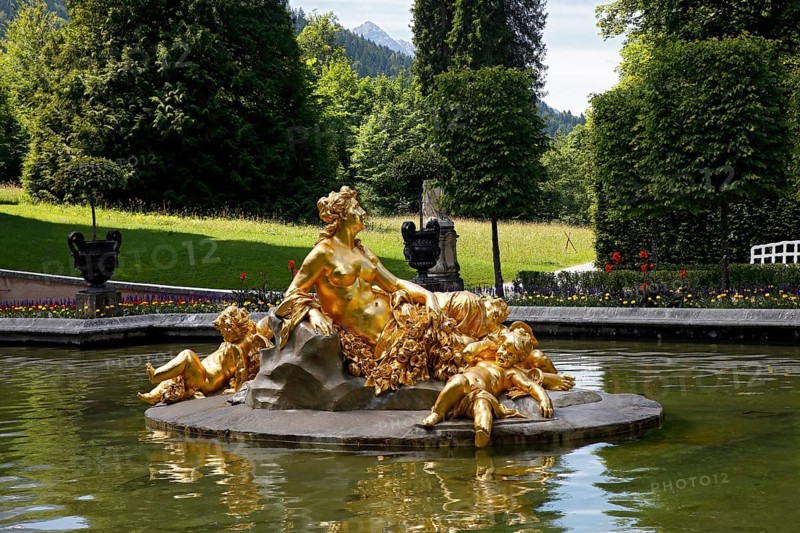 Flora fountain in the castle park of Linderhof Castle