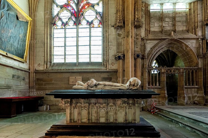 Recumbent statues of Charles I and Agnes de Bourgogne