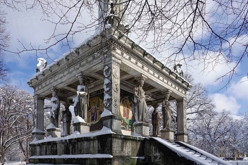 Peace angel or peace monument above the Prinzregent-Luitpold-Terrasse in the Maximiliansanlagen