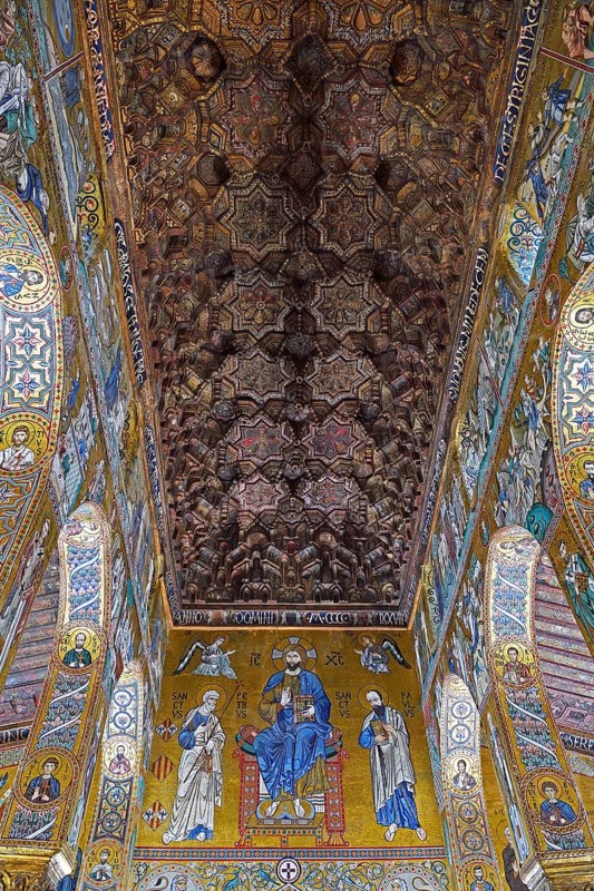Ceiling in the nave in Arabic carving