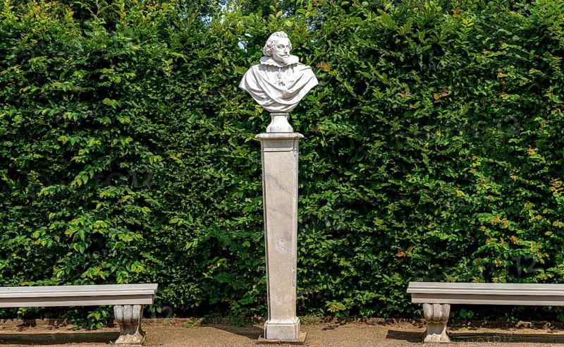 Busts at the first roundel in Sanssouci Park