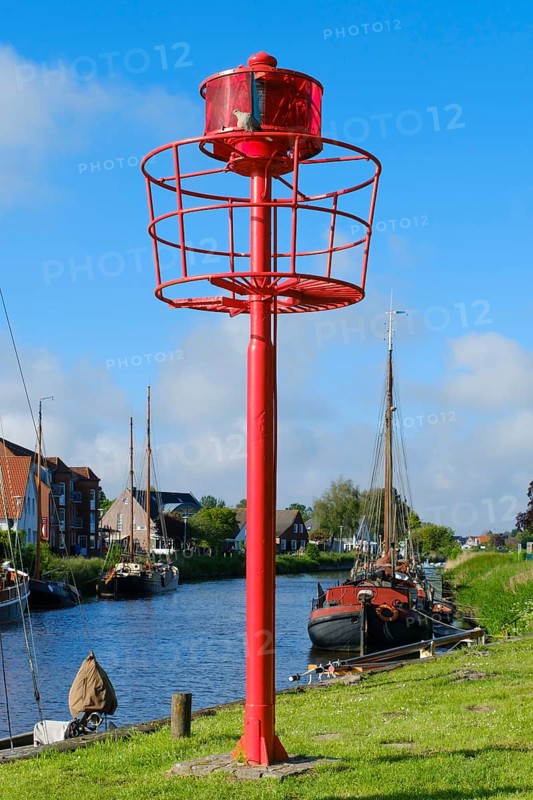 Mast with red position lamp in harbour