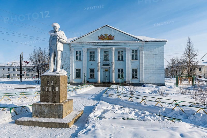 Lenin statue before the town house in Artyk village