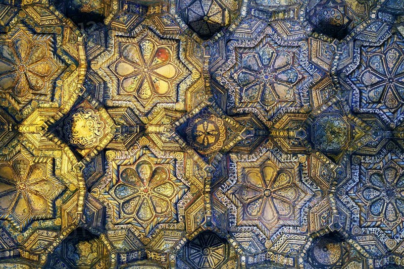 Ceiling in the nave in Arabic carving