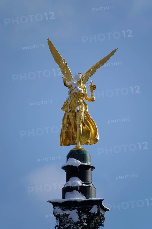 Peace angel or peace monument above the Prinzregent-Luitpold-Terrasse in the Maximiliansanlagen and Luitpoldbruecke or Prinzregentenbruecke over the river Isar