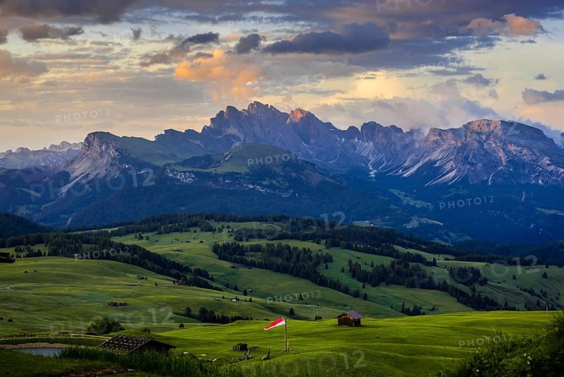 View over the Alpe di Siusi (foreground) to the peaks of the Geisler Group and the Cisles Valley