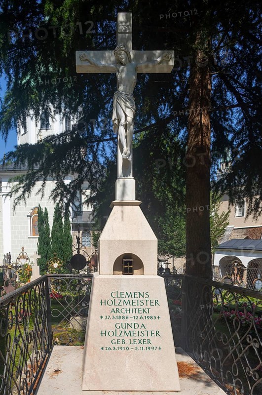 Tomb of the architect Clemens Holzmeister in the Petersfriedhof