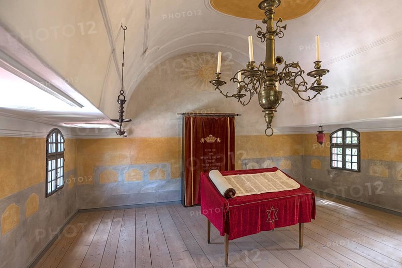 Table with Torah scroll and Torah cupboard in the synagogue in the Judenhof