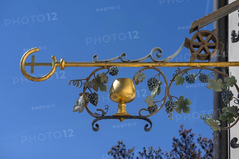 Nose sign with gilded wine jug of a wine tavern