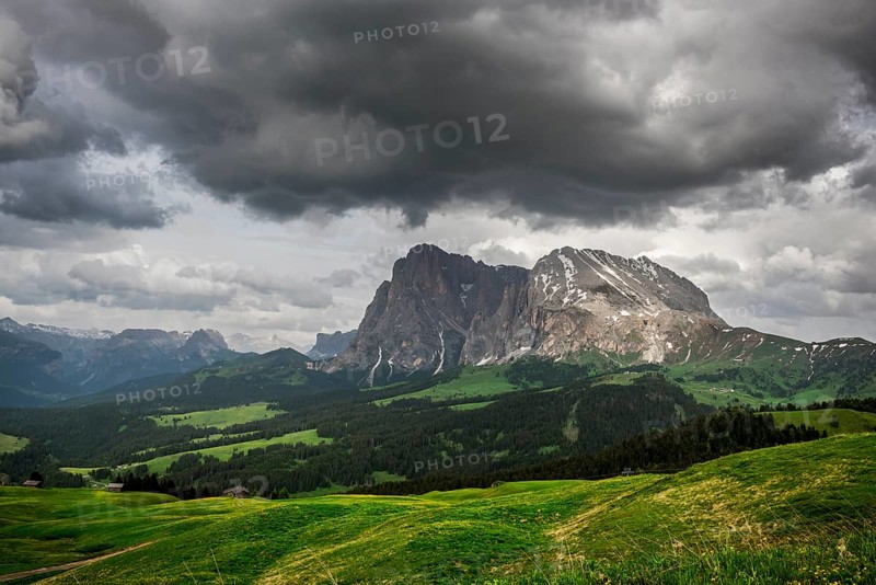 View of the peaks of the Langkofel (left) and the Plattkofel (right)