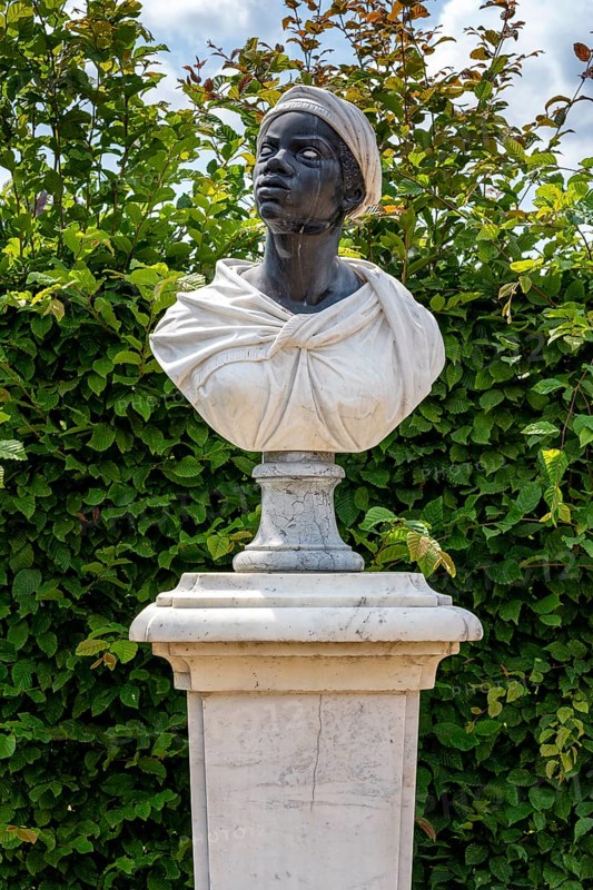 Busts at the first roundel in Sanssouci Park