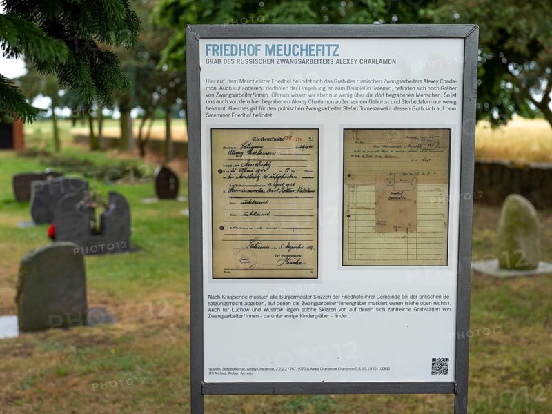 Information board about the grave of a Russian forced labourer at the cemetery in the Rundlingsdorf Meuchelfitz