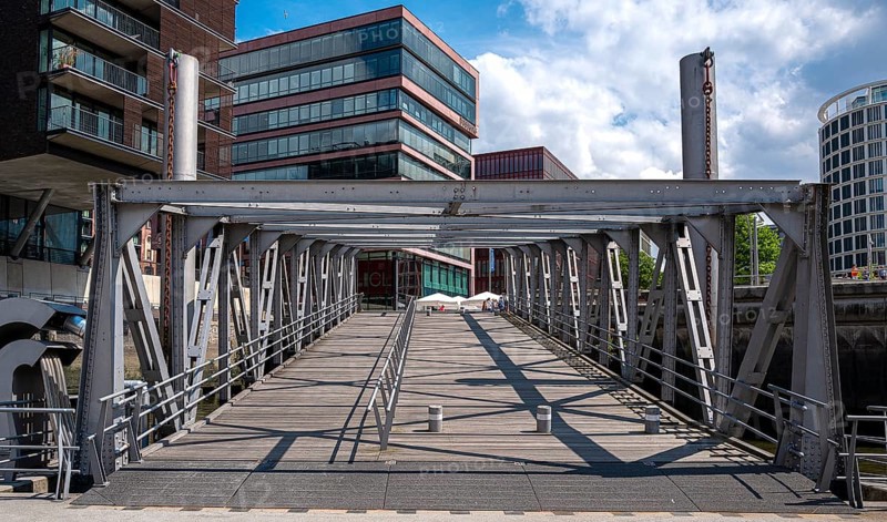Pedestrian bridge at Sandtorhafen in Hafencity