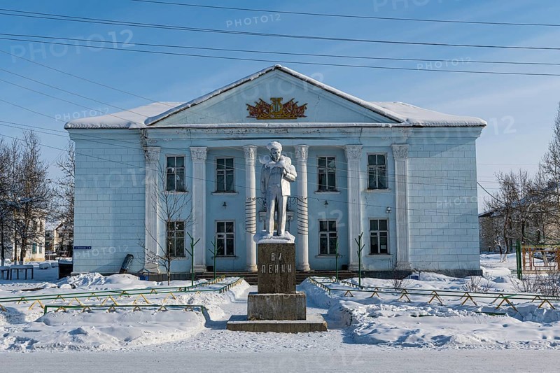Lenin statue before the town house in Artyk village