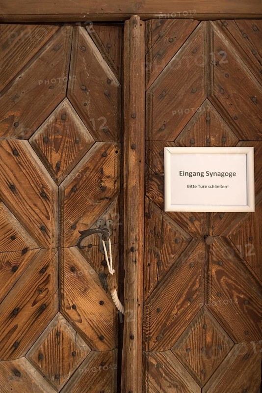 Entrance door to the synagogue in the former Judenhof