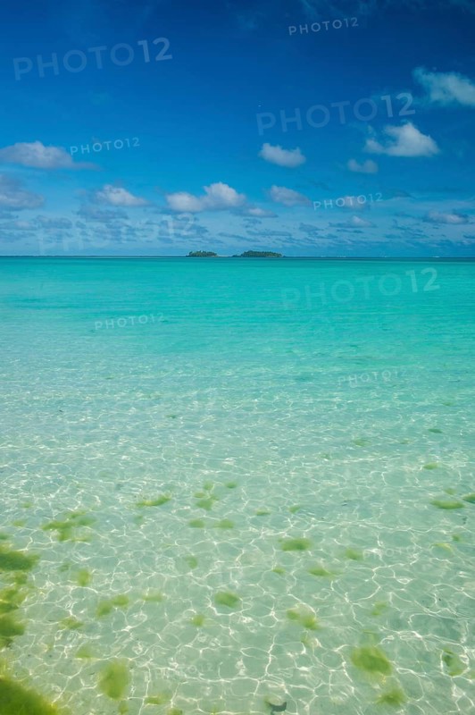 Turquoise waters in the Aitutaki lagoon