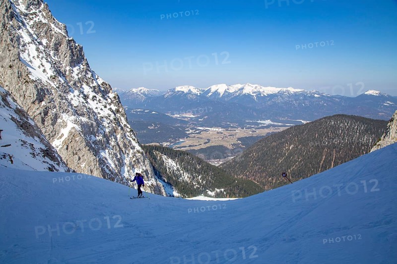 Touring skiers climbing near the Dammkarhuette