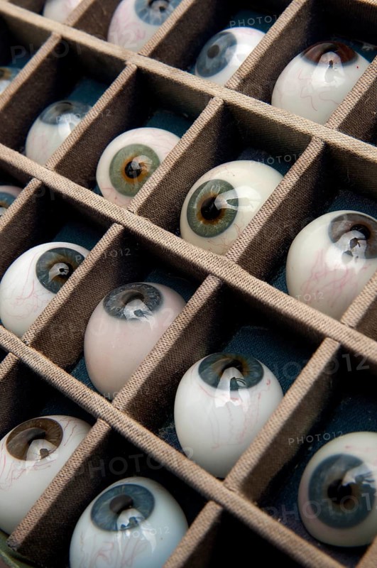 Artificial glass eyes