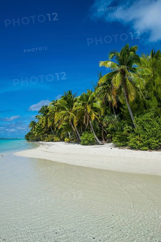 White sand bank in the turquoise waters of the Aitutaki lagoon