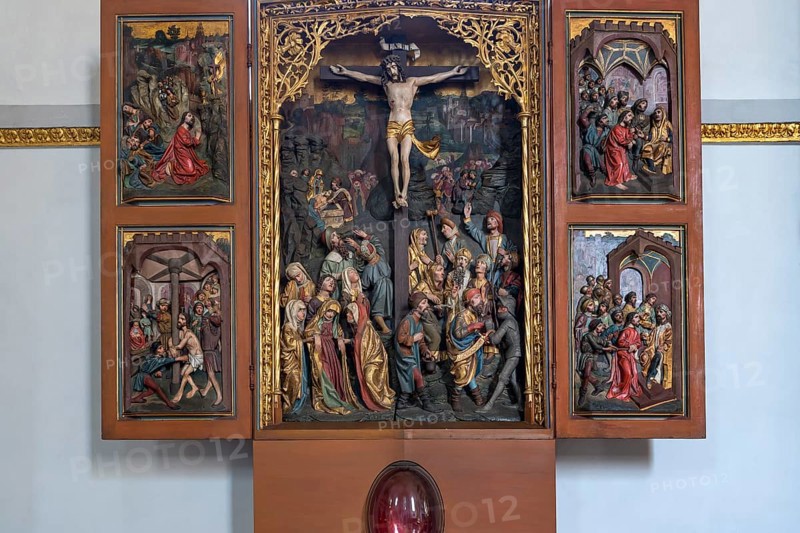 Side wing altar