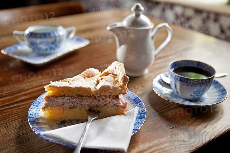 Coffee drinking with debris cake in the farmhouse parlor of the Schankwirtschaft Wilhelm Andresen