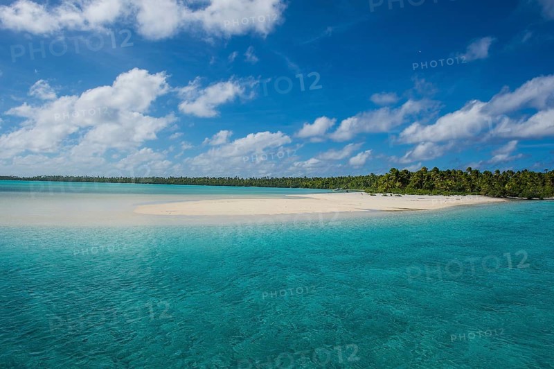 White sand bank in the turquoise waters of the Aitutaki lagoon