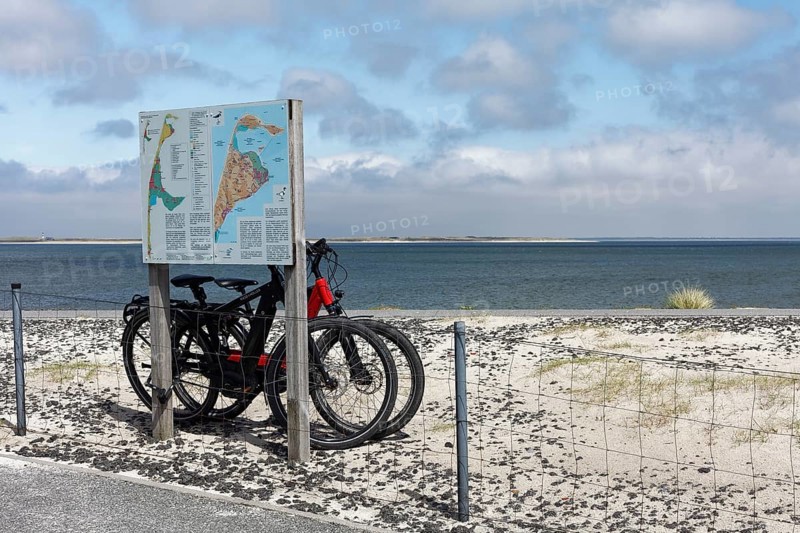 Bicycles parked at an information board on the Moevenberg dike