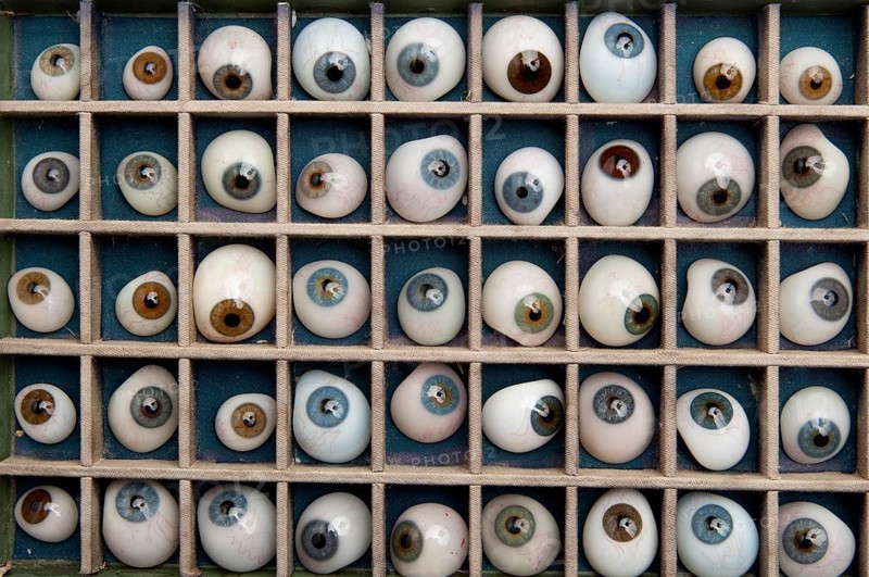 Artificial glass eyes