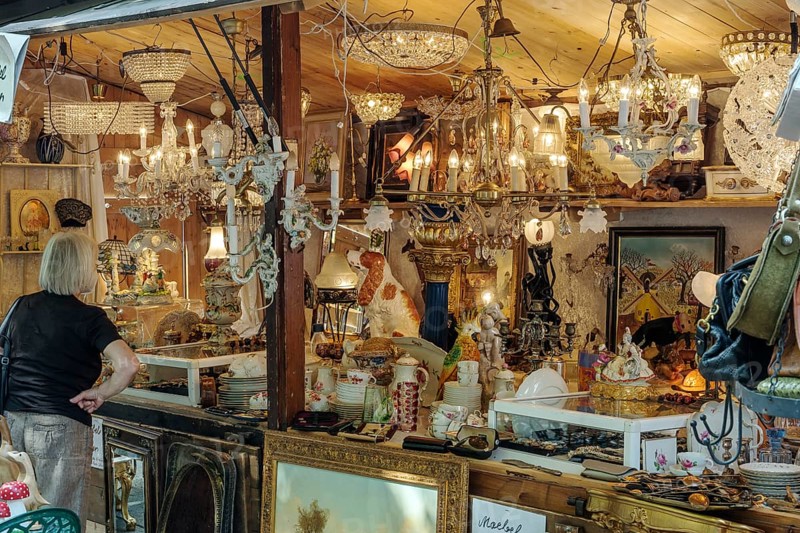 Stall with chandeliers