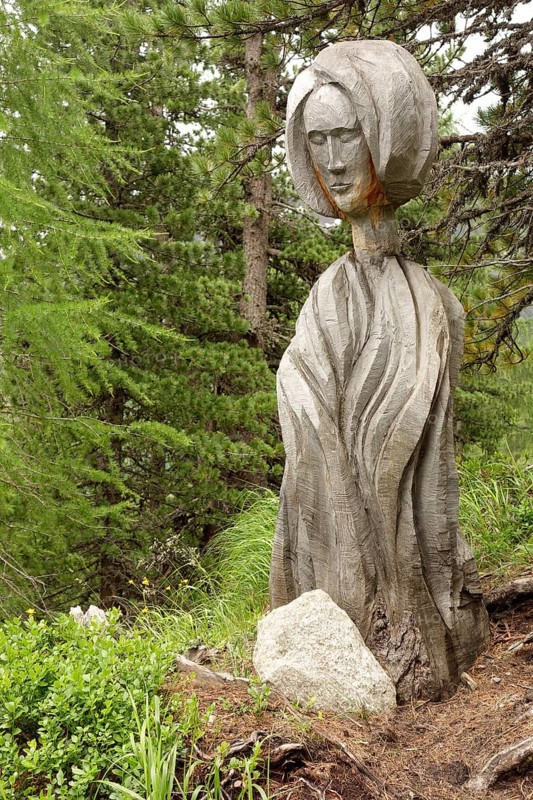 Wooden sculpture by the artist Toni Reinstadler from Sulden on the Wurzelweg