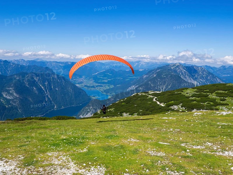 Paragliding on the Krippenstein with Lake Hallstatt