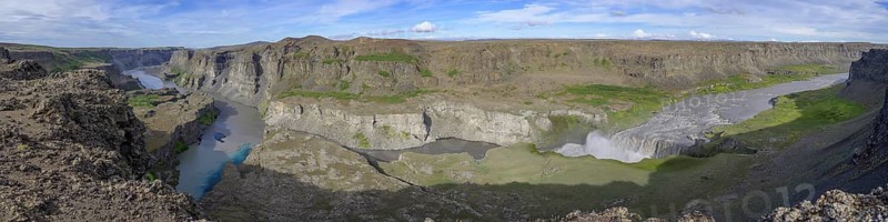 Spring water mixing with turbid water of Joekulsa a Fjoellum and Hafragilsfoss on the right