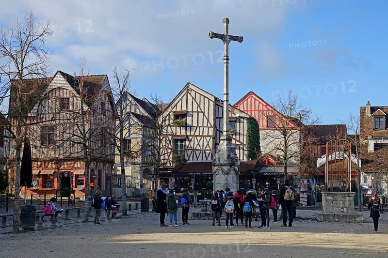 Place du Chatel with cross and half-timbered houses