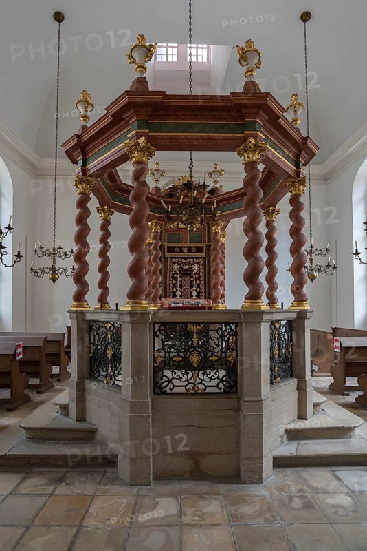 Central bima with octagonal stone parapet in the synagogue from 1746