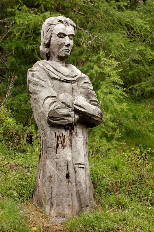 Wooden sculpture by the artist Toni Reinstadler from Sulden on the Wurzelweg