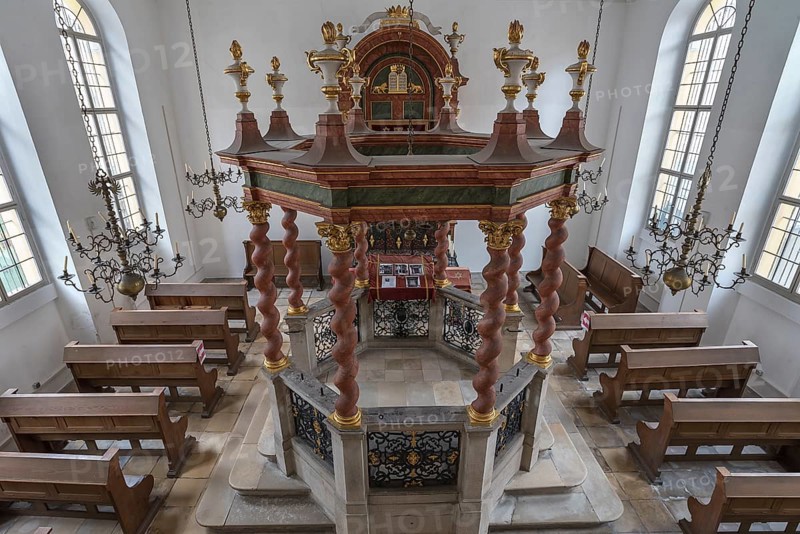 Central bima with octagonal stone parapet in the synagogue from 1746