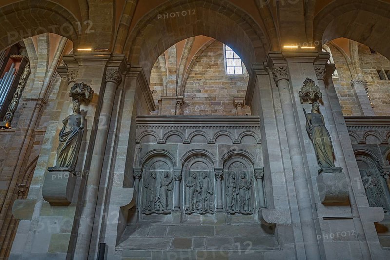 Original sculptures of the Ecclesia to the left and right of the synagogue in Bamberg Cathedral